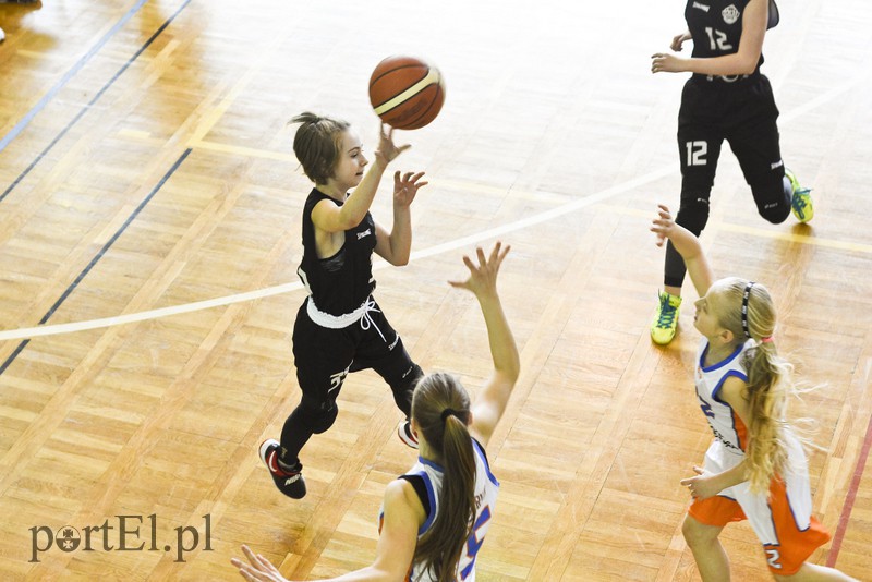  Młodzi koszykarze wyszli na parkiet zdjęcie nr 171590