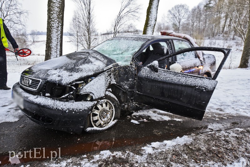 Ślisko na drogach, kobieta uderzyła w drzewo zdjęcie nr 171829