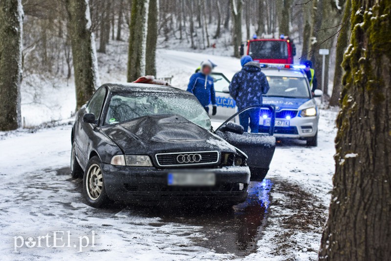 Ślisko na drogach, kobieta uderzyła w drzewo zdjęcie nr 171836