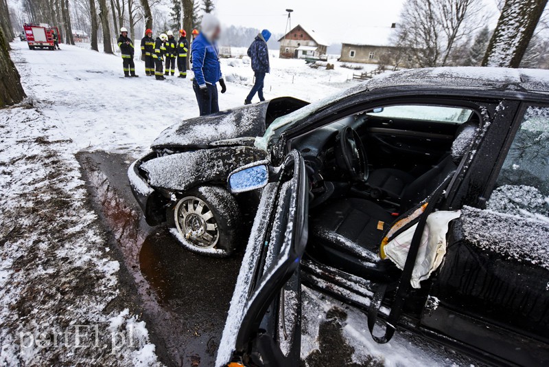 Ślisko na drogach, kobieta uderzyła w drzewo zdjęcie nr 171830