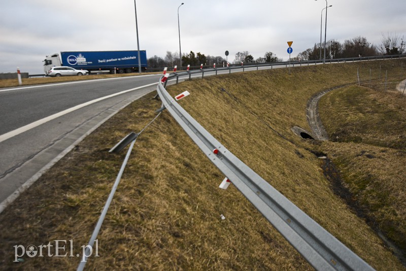Węzeł Wschód: przewróciła się ciężarówka ze złomem zdjęcie nr 172249