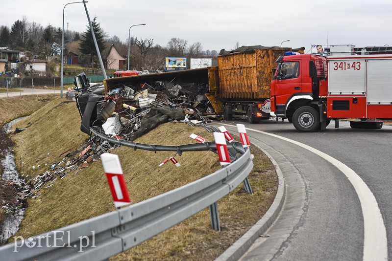 Węzeł Wschód: przewróciła się ciężarówka ze złomem zdjęcie nr 172264