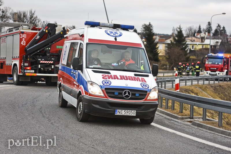Elbląg Węzeł Wschód: przewróciła się ciężarówka ze złomem