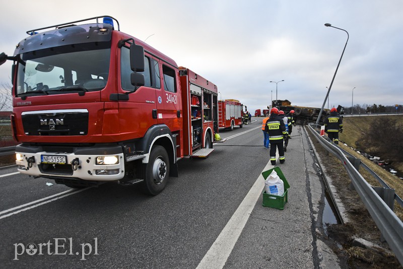 Węzeł Wschód: przewróciła się ciężarówka ze złomem zdjęcie nr 172256