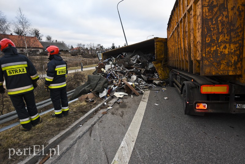 Węzeł Wschód: przewróciła się ciężarówka ze złomem zdjęcie nr 172251