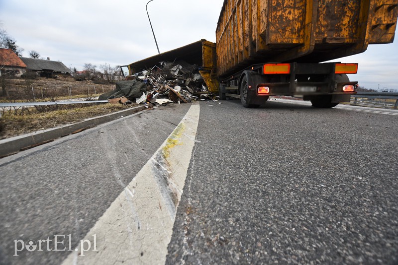 Węzeł Wschód: przewróciła się ciężarówka ze złomem zdjęcie nr 172267