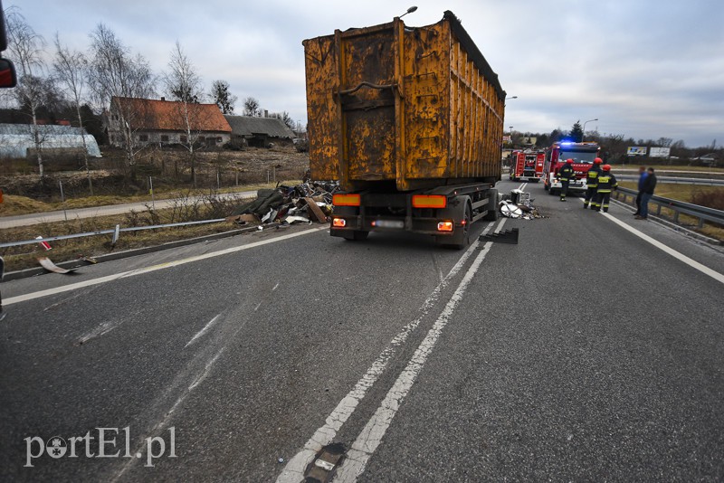 Węzeł Wschód: przewróciła się ciężarówka ze złomem zdjęcie nr 172257