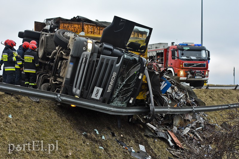 Węzeł Wschód: przewróciła się ciężarówka ze złomem zdjęcie nr 172261