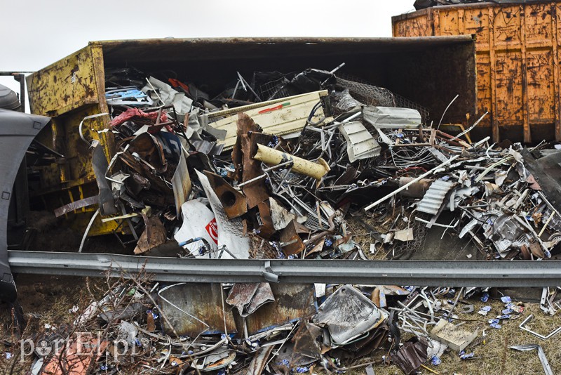 Węzeł Wschód: przewróciła się ciężarówka ze złomem zdjęcie nr 172263