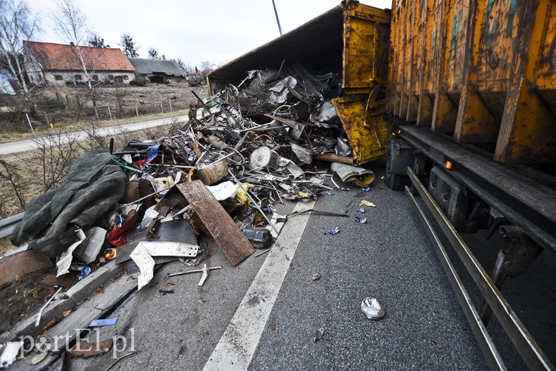 Węzeł Wschód: przewróciła się ciężarówka ze złomem zdjęcie nr 172266