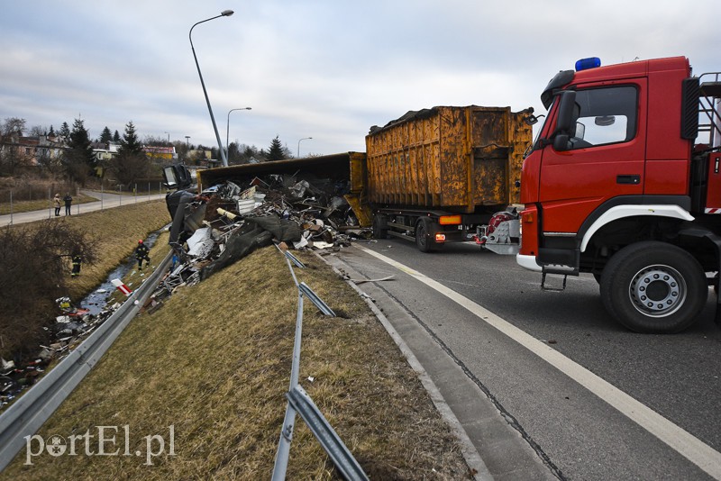 Węzeł Wschód: przewróciła się ciężarówka ze złomem zdjęcie nr 172258