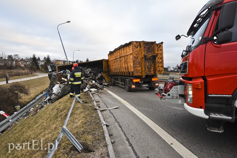 Węzeł Wschód: przewróciła się ciężarówka ze złomem zdjęcie nr 172248
