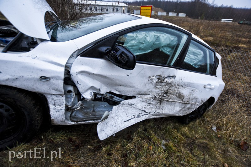 Zderzenie toyoty z mazdą przed cmentarzem zdjęcie nr 172478