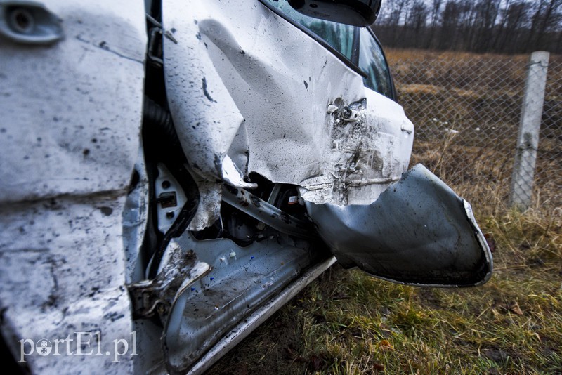 Zderzenie toyoty z mazdą przed cmentarzem zdjęcie nr 172480