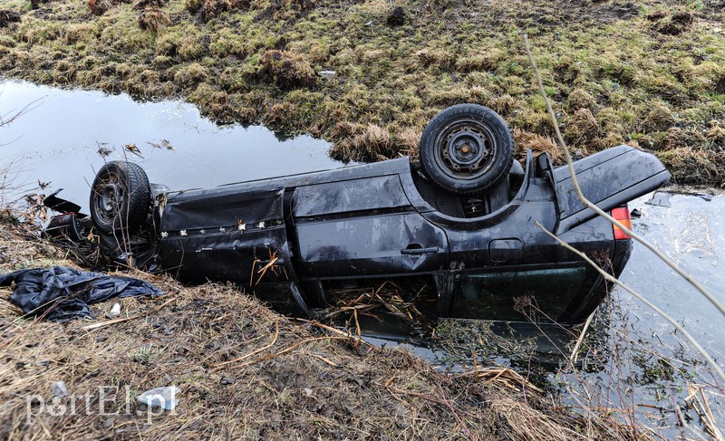  Wyjechali do rowu, kierowca nie żyje zdjęcie nr 172605