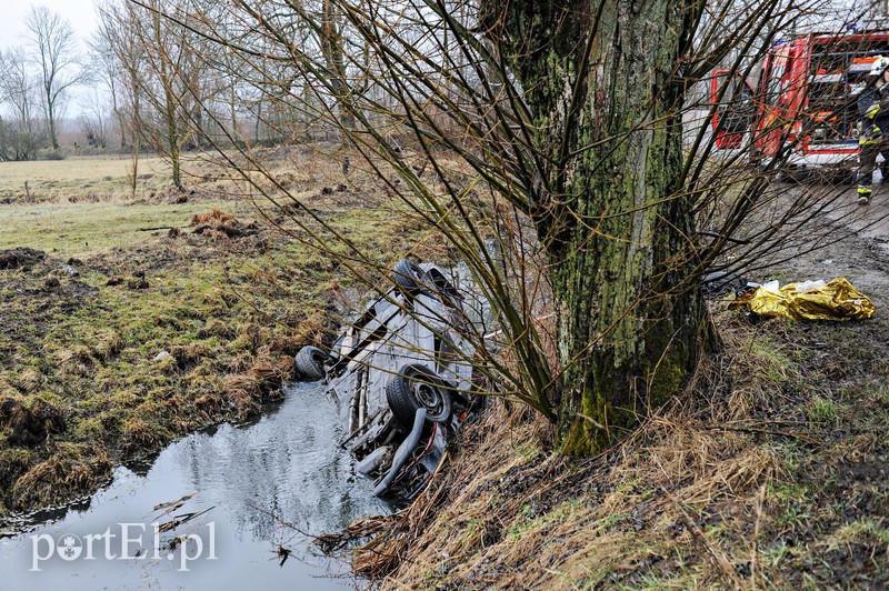  Wyjechali do rowu, kierowca nie żyje zdjęcie nr 172607