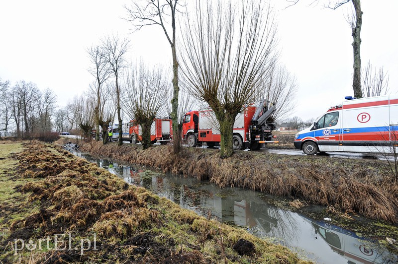  Wyjechali do rowu, kierowca nie żyje zdjęcie nr 172611