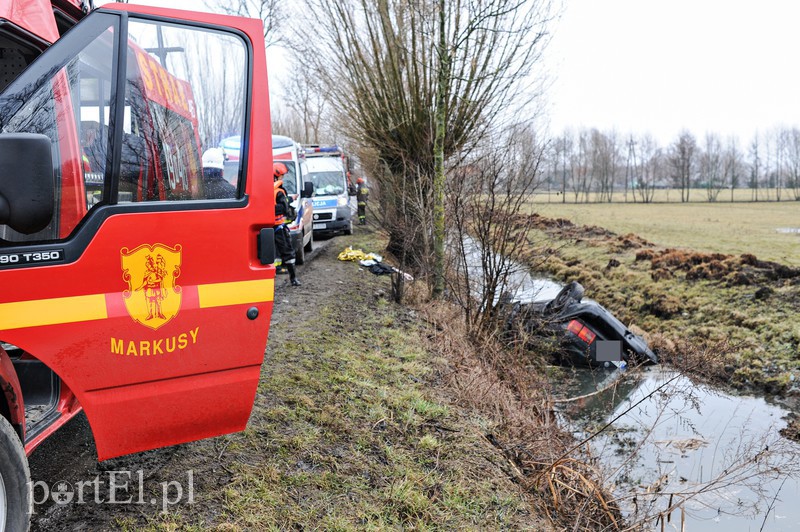  Wyjechali do rowu, kierowca nie żyje zdjęcie nr 172603