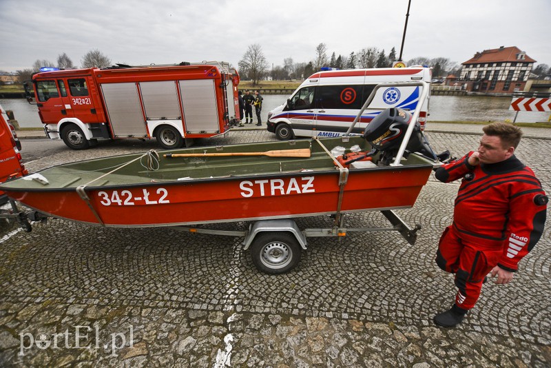 Karmił kaczki i wpadł do rzeki zdjęcie nr 172646