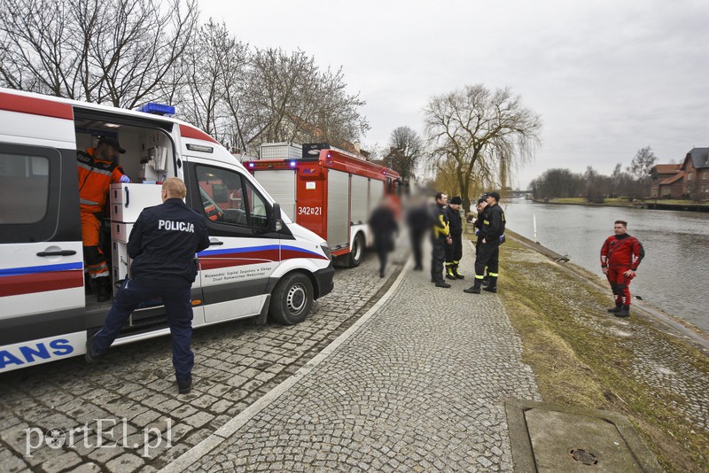 Karmił kaczki i wpadł do rzeki zdjęcie nr 172643