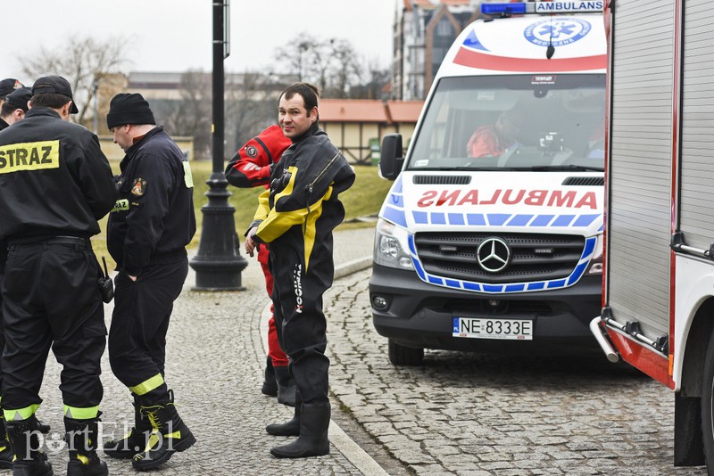 Karmił kaczki i wpadł do rzeki zdjęcie nr 172642