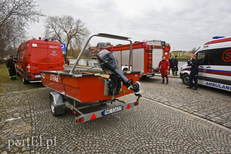 Karmił kaczki i wpadł do rzeki zdjęcie nr 172645
