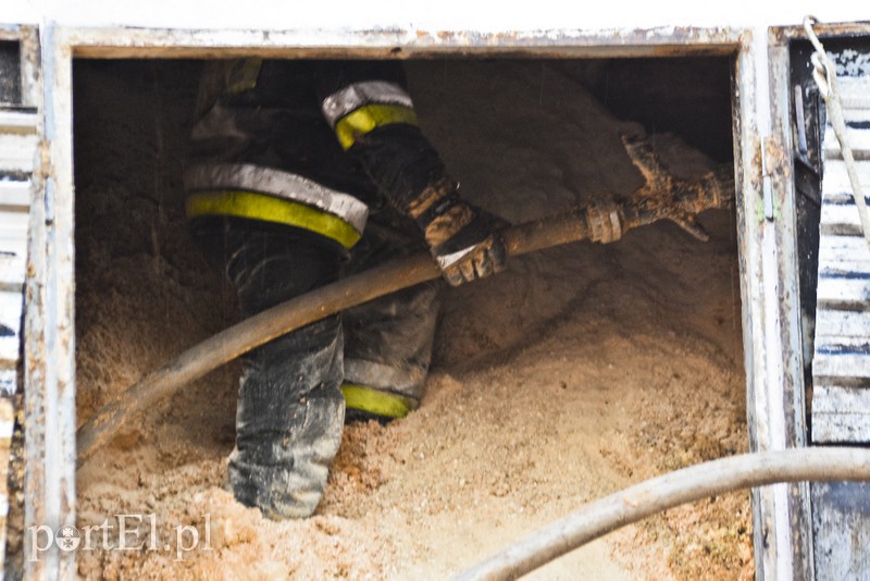 Pożar traw rozprzestrzenił się do stolarni zdjęcie nr 173049