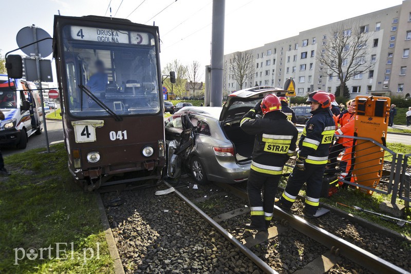 Wjechał toyotą pod tramwaj zdjęcie nr 173344
