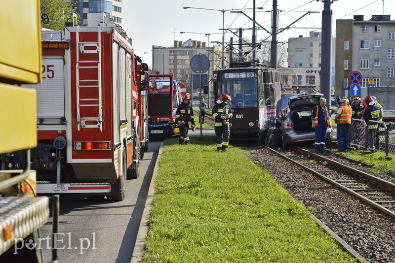 Wjechał toyotą pod tramwaj zdjęcie nr 173359