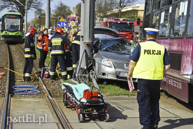 Wjechał toyotą pod tramwaj zdjęcie nr 173345