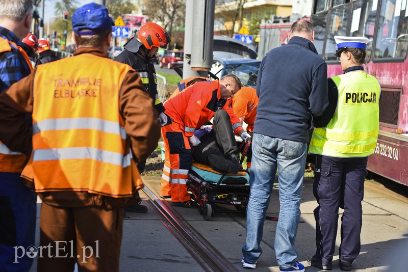 Wjechał toyotą pod tramwaj zdjęcie nr 173347