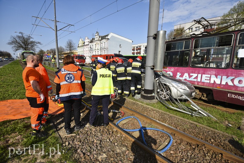 Wjechał toyotą pod tramwaj zdjęcie nr 173341