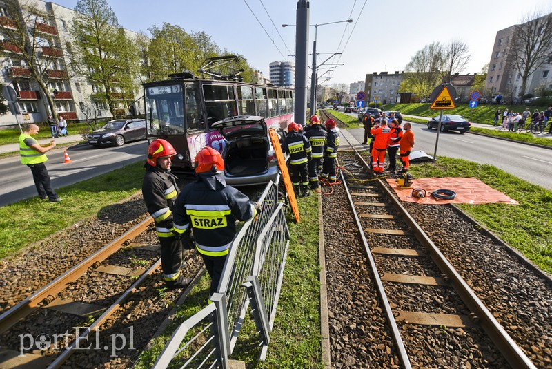 Wjechał toyotą pod tramwaj zdjęcie nr 173342