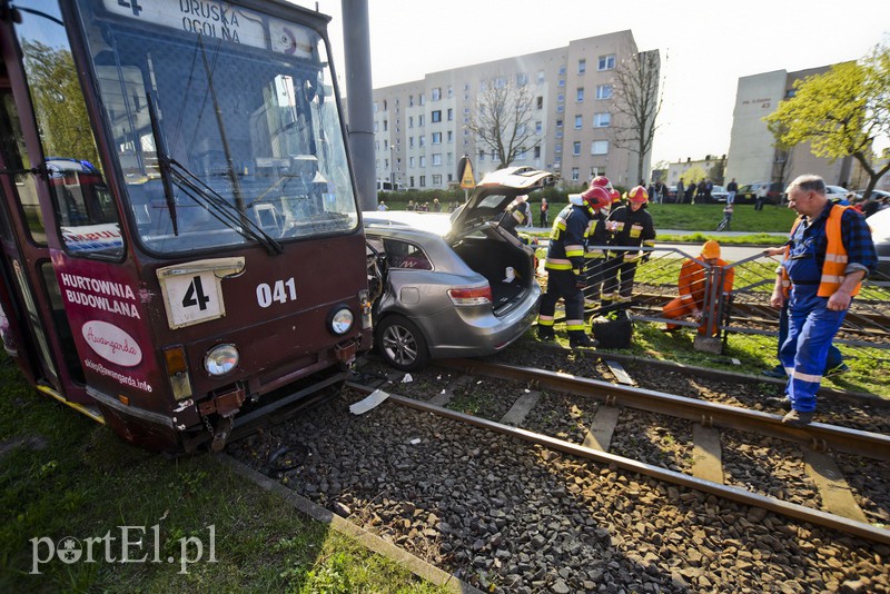 Wjechał toyotą pod tramwaj zdjęcie nr 173357