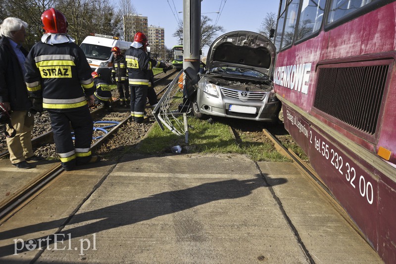 Wjechał toyotą pod tramwaj zdjęcie nr 173354