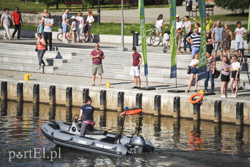 Motorowa ławica wypłynęła na wodę zdjęcie nr 175064