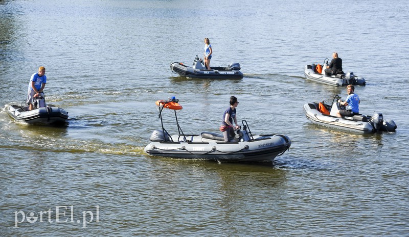 Motorowa ławica wypłynęła na wodę zdjęcie nr 175075