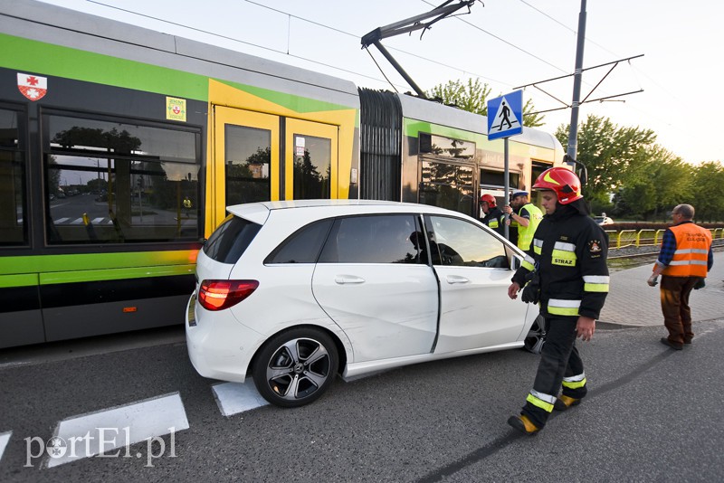Zderzenie tramwaju z mercedesem zdjęcie nr 175116