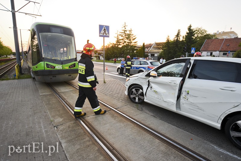 Zderzenie tramwaju z mercedesem zdjęcie nr 175121