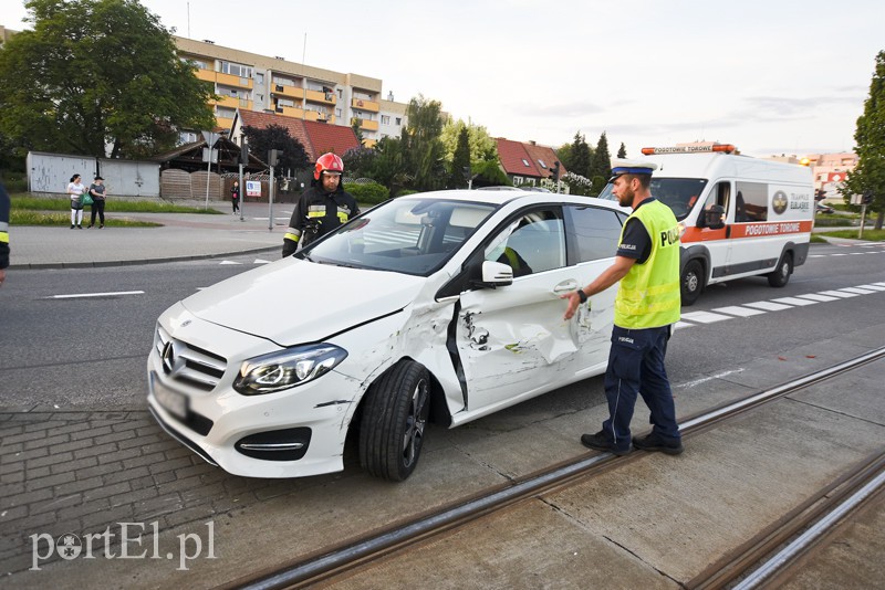 Zderzenie tramwaju z mercedesem zdjęcie nr 175119