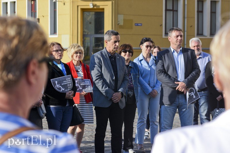 Solidarni z protestującymi w Sejmie rodzinami osób niepełnosprawnych: Oni chcą godnie żyć zdjęcie nr 175716