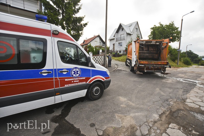 Elbląg Wpadł pod śmieciarkę