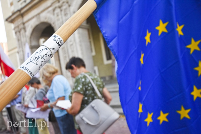 Władza, w sposób cyniczny, robi z nas poddanych zdjęcie nr 180967