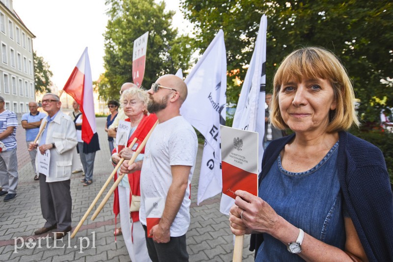 Władza, w sposób cyniczny, robi z nas poddanych zdjęcie nr 180965