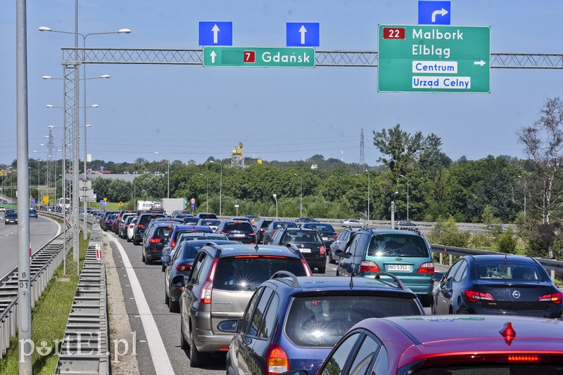 Kolizja na obwodnicy, tworzą się ogromne korki zdjęcie nr 181016