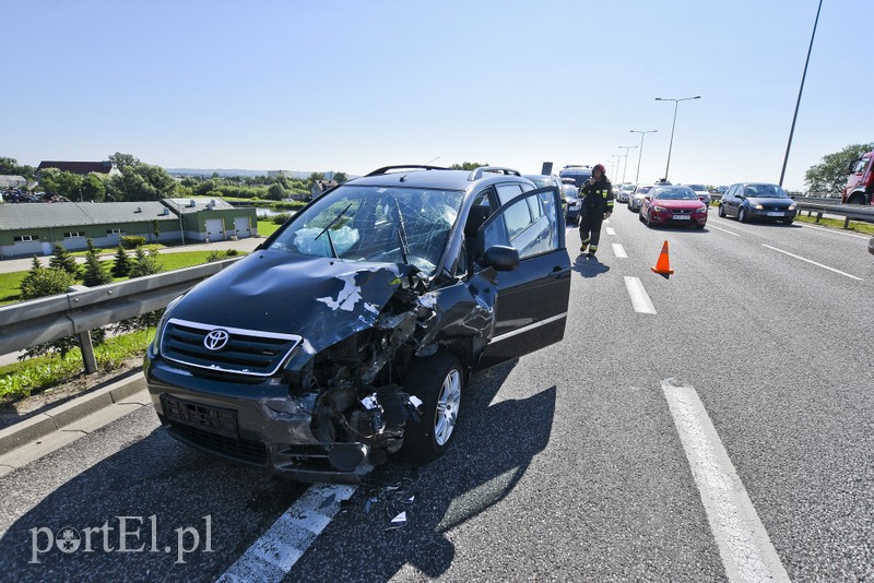 Kolizja na obwodnicy, tworzą się ogromne korki zdjęcie nr 181003