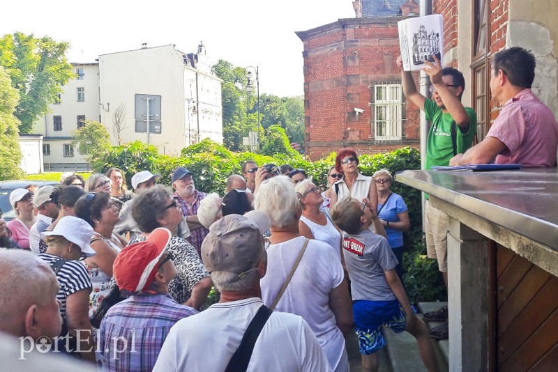 Historia z przewodnikami w tle zdjęcie nr 181025