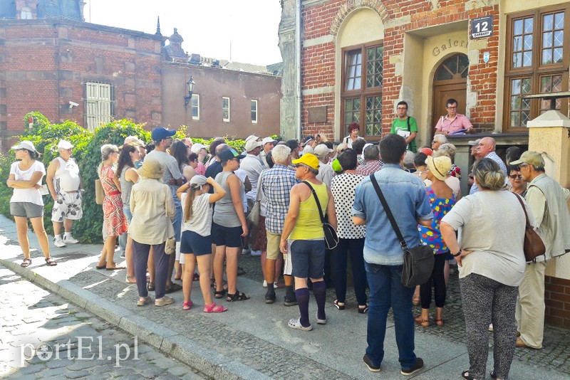 Historia z przewodnikami w tle zdjęcie nr 181024