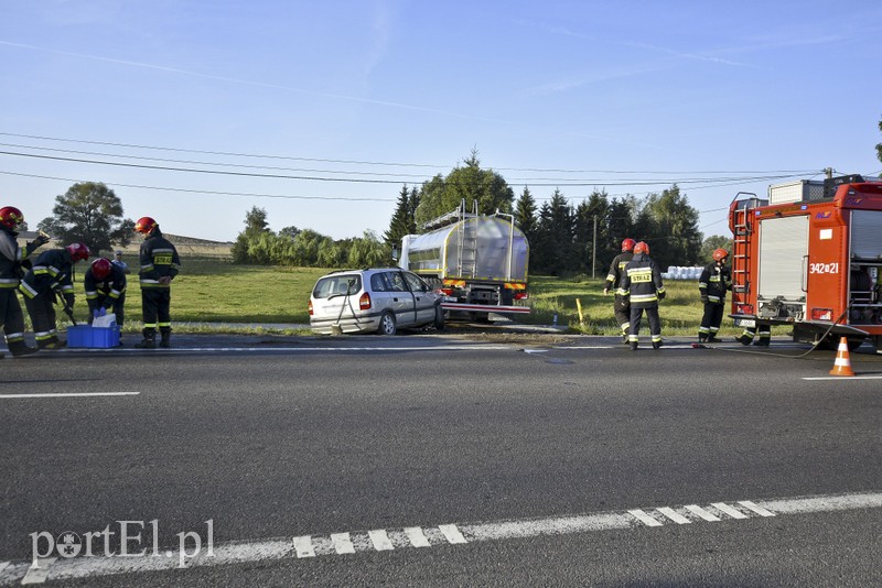 Elbląg Zderzenie opla z ciężarówką przy wyprzedzaniu