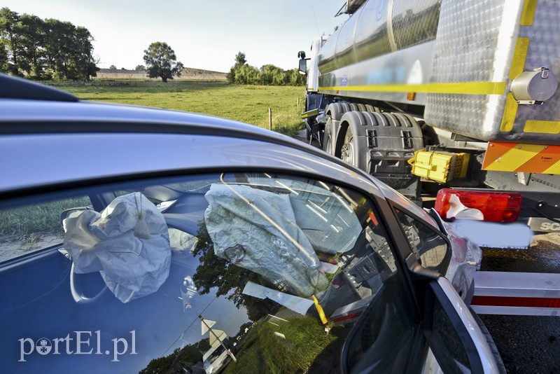 Zderzenie opla z ciężarówką przy wyprzedzaniu zdjęcie nr 182116